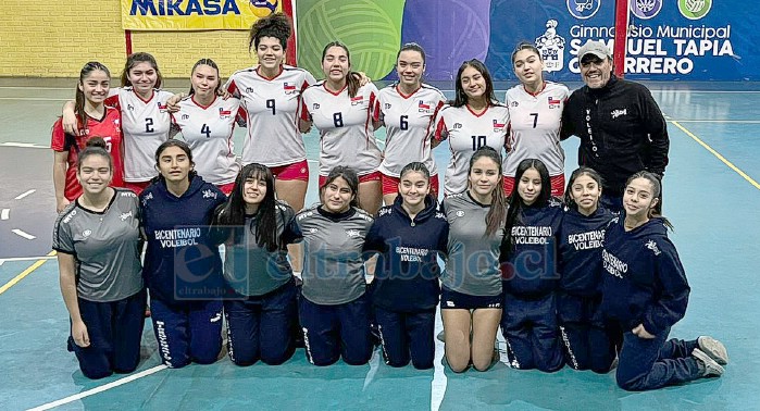 La Sub 14 (abajo) y Juvenil (arriba) femenina del Liceo Cordillera junto a su coach Eduardo Chávez, campeonas de Comunales Escolares.