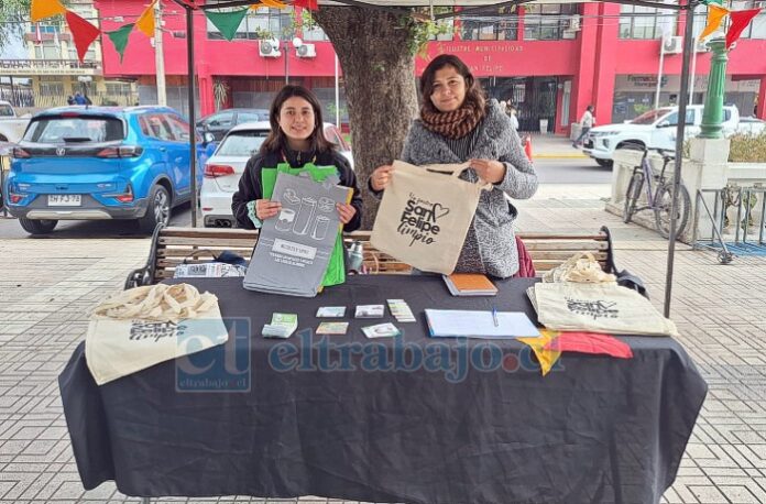 Stand informativo en la Plaza de Armas para concientizar a la comunidad acerca de la importancia del buen uso del recurso hídrico.