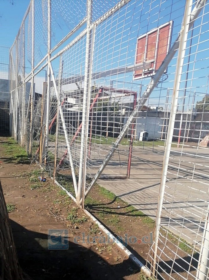 Estas son las condiciones de la cancha en la que los jóvenes del taller de fútbol practican.