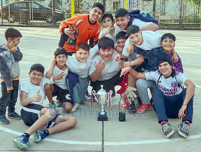 Los jugadores del taller de fútbol de Encon I y II etapa posando victoriosos con la copa de su primer campeonato.