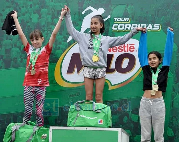 A la izquierda Ignacia Araya, segundo lugar  en el ‘Tour corridas Milo’ que se desarrolló el pasado domingo en la ciudad de Santiago.