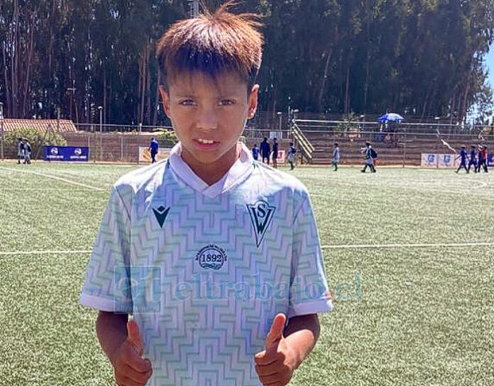 Lukas Santiago Zelaya Reinaga, jugador catemino de 9 años de edad que forma parte de los cadetes de la Sub 10 de Santiago Wanderers.