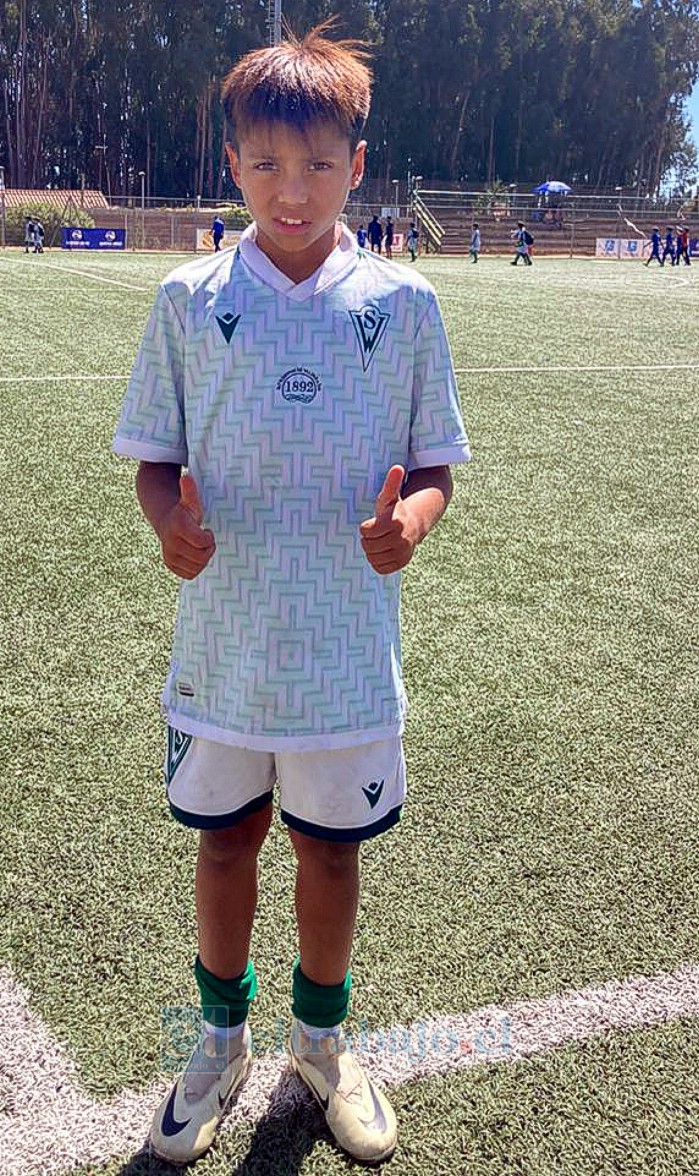 Lukas Santiago Zelaya Reinaga, jugador catemino de 9 años de edad que forma parte de los cadetes de la Sub 10 de Santiago Wanderers.