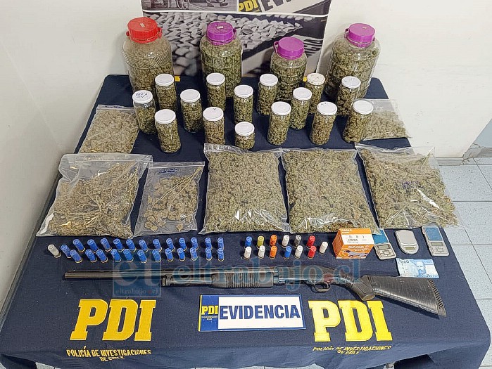 Más de cuatro kilos de droga, una escopeta y cartuchos, incautó la PDI en Putaendo.