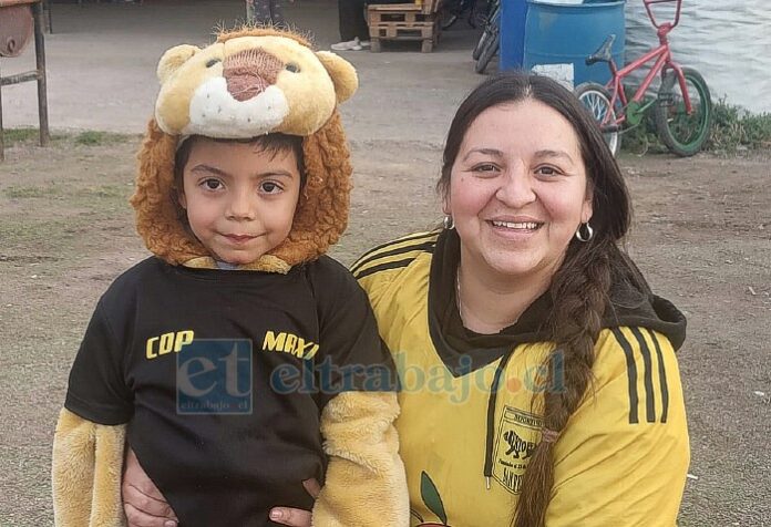 ‘El Pequeño Maxi’ junto a su hincha número 1, su madre Mariela Torrejón.