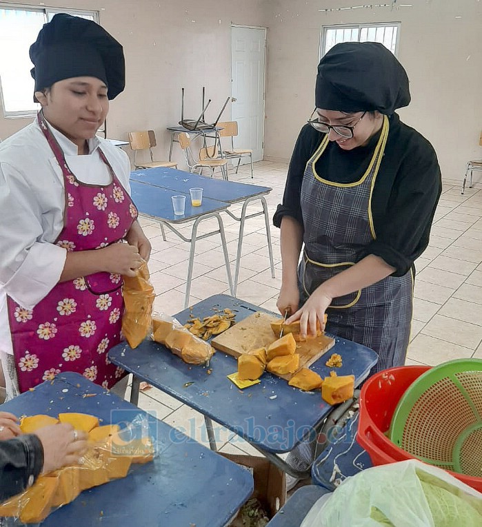Alumnas de gastronomía del Liceo de Niñas también son parte de esta gran iniciativa.