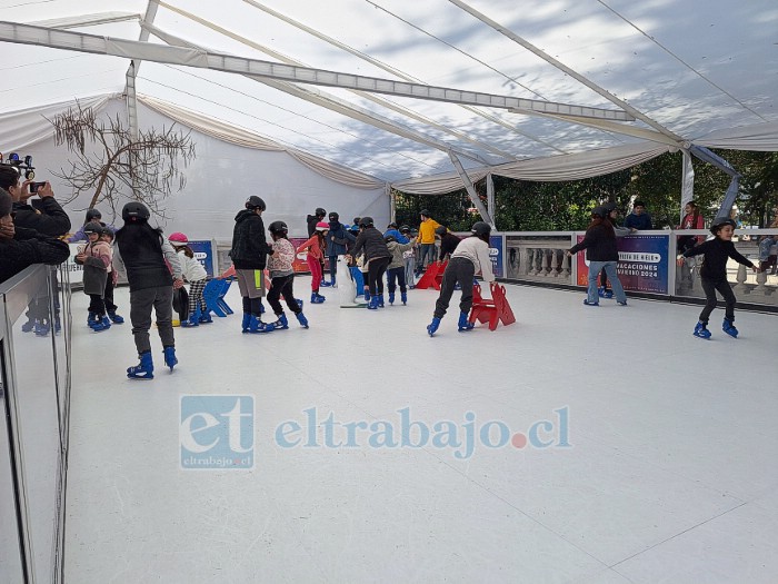 Miles de personas disfrutaron del patinaje sobre hielo en San Felipe.