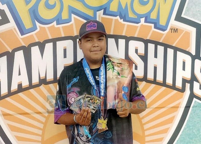 Emilio Cordero Ibaceta, joven de 13 años de edad, quien es jugador profesional del juego de cartas Pokémon.