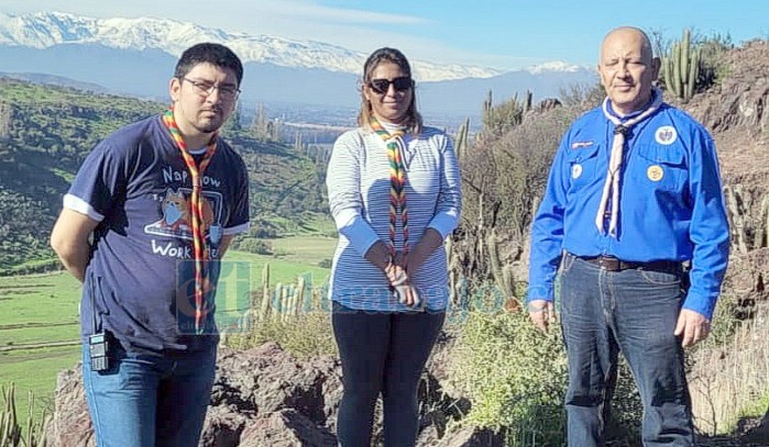 De izquierda a derecha: Jared Machuca Molina, Johanna Herrera Lobos y Manuel Machuca Céspedes, jefes de la Corporación Scouts Ashanti Chile.