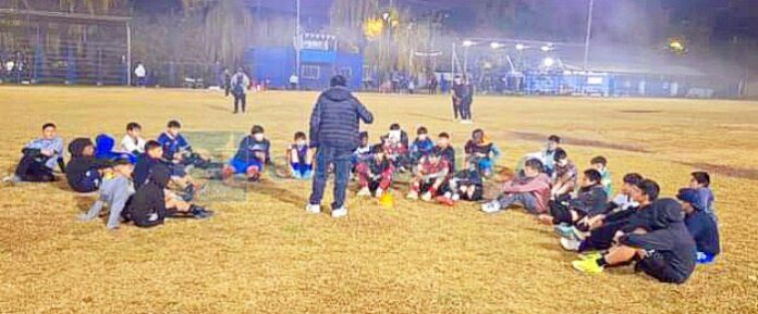 El ‘Checho’ Lopez da instrucciones a los preseleccionados U-13.