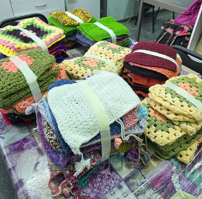 La campaña solidaria recauda cuadros de lana de 20x20 centímetros para la fabricación de mantas en beneficio de personas mayores usuarias del recinto de salud.