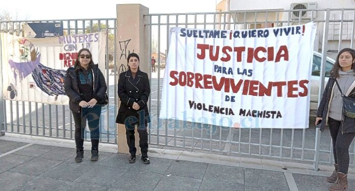 Acá vemos a integrantes de ‘Bordadoras Andinas’, una colectiva que se dedica al trabajo y acompañamiento de mujeres víctimas de violencia especialmente en el Valle de Aconcagua, encabezadas por su abogada Karla Vargas, al centro.