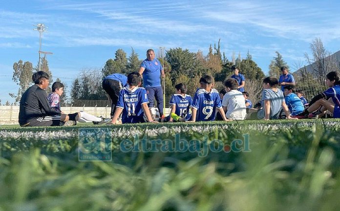 Ariel Lara en la clase del 27 de julio en la nueva sede en San Felipe del Club Universidad de Chile junto a los pequeños jugadores.