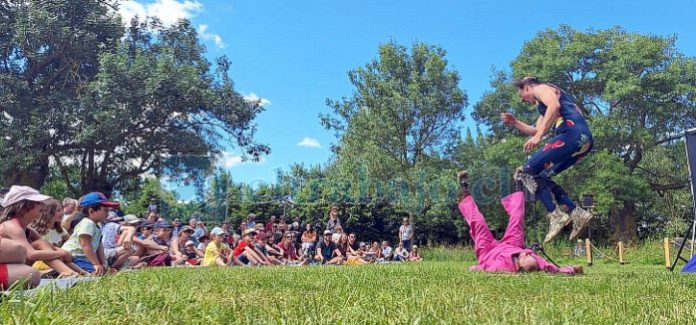 ‘Festín de la Risa’ presentando ‘Ayayai’ en el ‘Festival Artjoyette’ en Luché Thouarsais de Francia durante su gira.