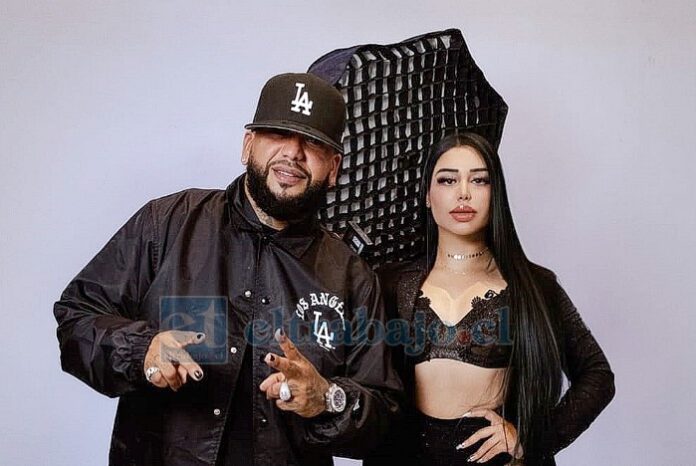 La bailarina y modelo de videos musicales, Karla Peña, junto con Franco ‘El Gorila’ con quien colaboró en el clip ‘Más Interesante Remix’.