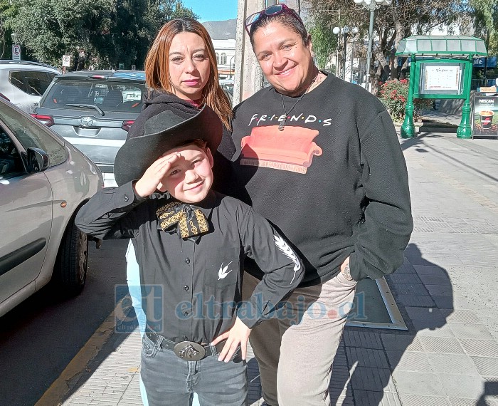 Manuel Jesús acompañado de su madre Katherine Tapia y su madrina musical ‘Kako’ Rosinelli.