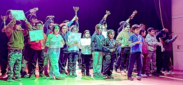 Los ganadores de las distintas categorías lucen orgullosos sus trofeos obtenidos en el torneo realizado este viernes en el Liceo de Hombres de San Felipe.