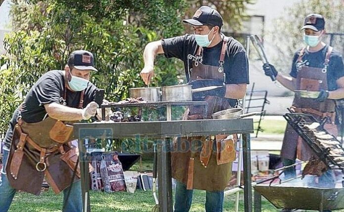 El parrillero junto a su equipo participando de una competencia.