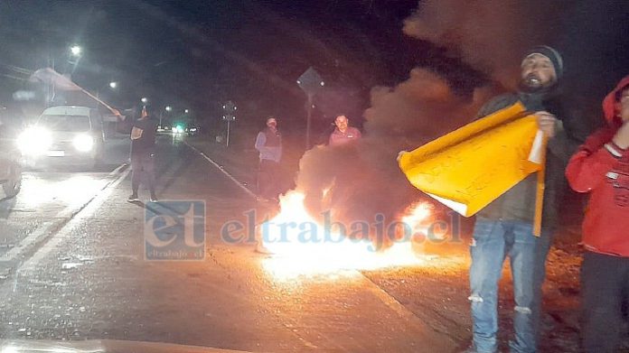 Adherentes del club Deportivo O’Higgins se manifestaron a un costado de la ruta E-71 en Las Coimas.