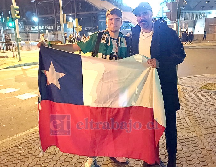Daniel Troncoso junto a Claudio Bravo afuera del estadio después de un partido de fútbol.