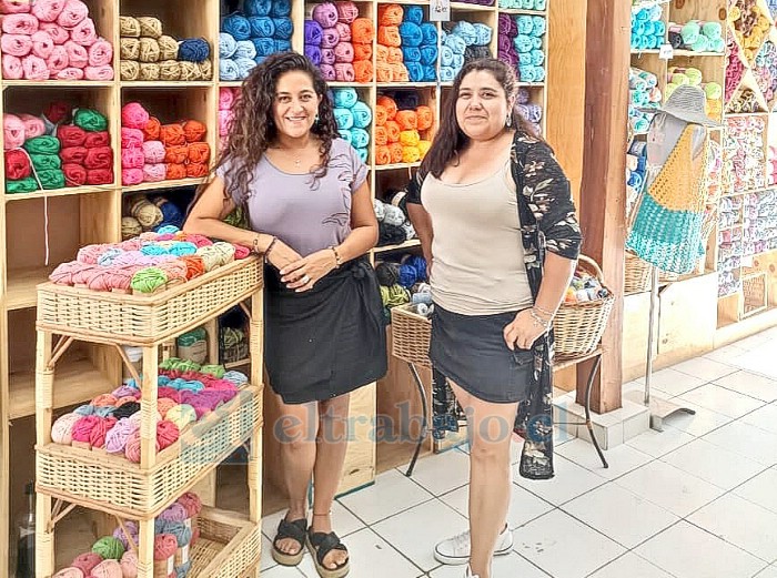 Karla Rodríguez y Carolina Rojas, dueñas de la tienda ‘El O’jal’ y organizadoras de la campaña solidaria.