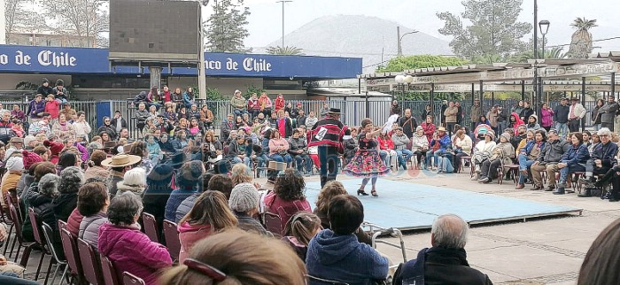 Con un lleno total en la Plaza Cívica, se desarrolló el último Campeonato Comunal de Cueca Adulto Mayor 2023. (Archivo)
