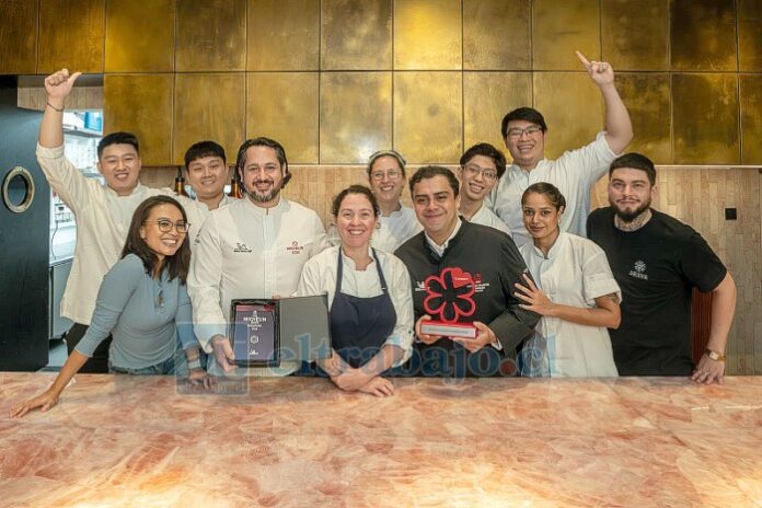 Francisco Araya y Fernanda Guerrero junto a su equipo y la estrella Michelin.