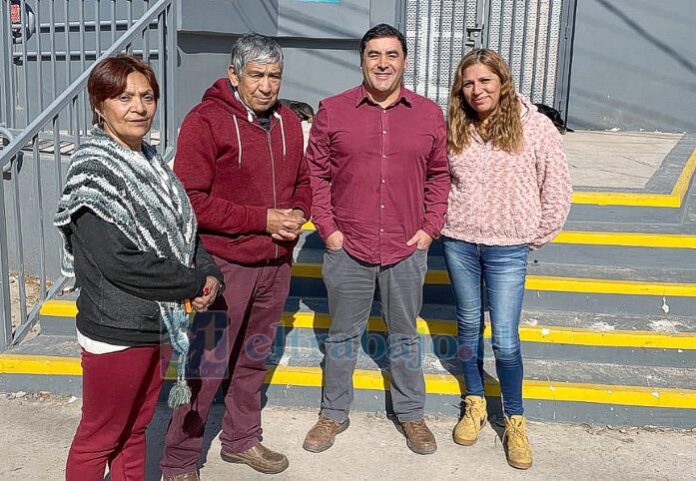 Claudio Paredes, candidato a alcalde, junto a vecinos y dirigentes vecinales de la Vila Industrial.