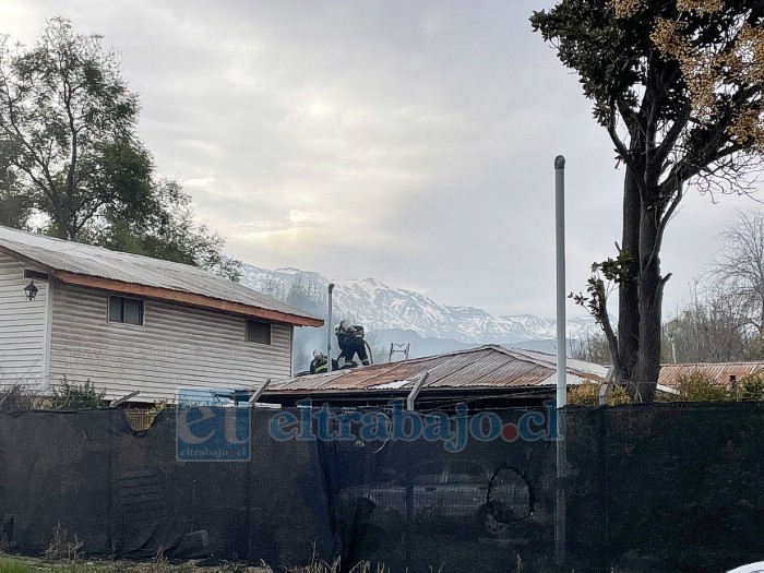 Bomberos trabajando en el control del incendio la mañana de ayer en Santa María.