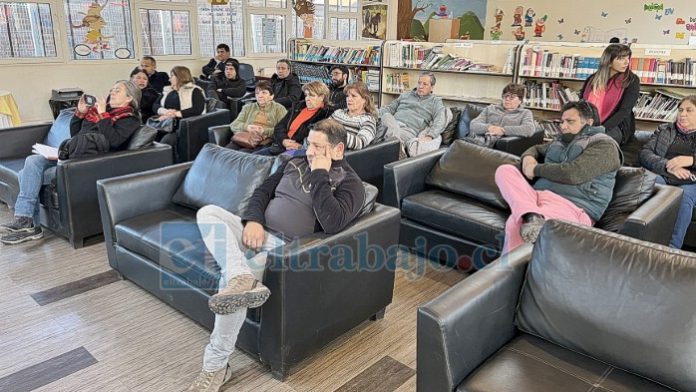 Los comerciantes se reunieron en la Biblioteca Municipal de Santa María.