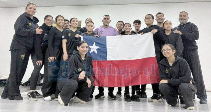 La agrupación de baile putaendino junto al profesor argentino, Sergio Magallanes.