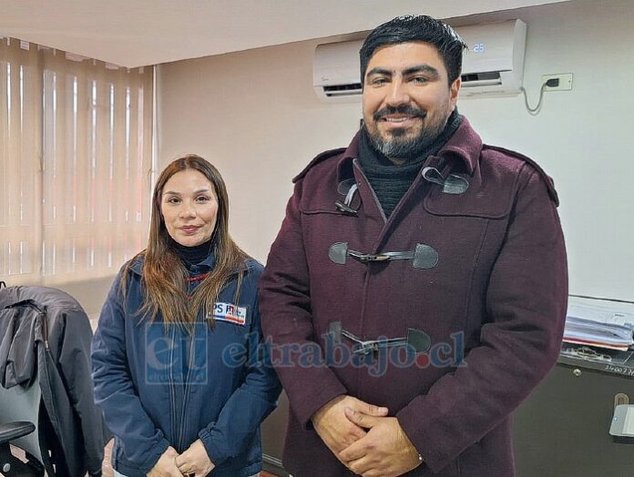 Delegado provincial, Daniel Muñoz Pereira, junto a Isabel Salas, jefa sucursal IPS San Felipe.