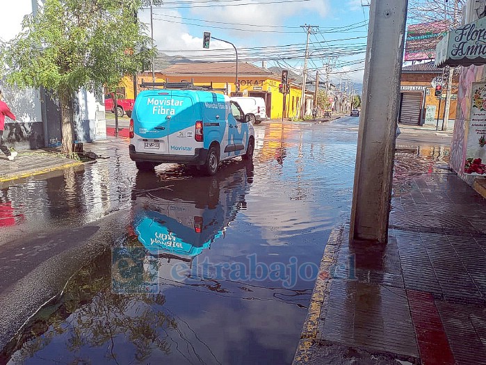 Cada vez que llueve la calle Prat con Avenida Maipú se inunda afectando a los negocios colindantes.