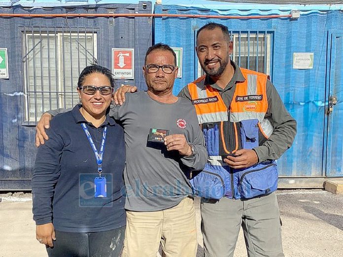 Jaime Eduardo Vallejos Cortez (QEPD), de 53 años de edad, al centro, junto a compañeros de trabajo.