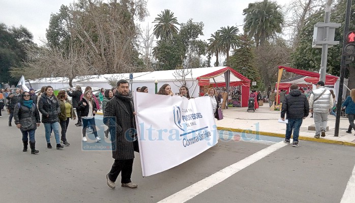 Una gran cantidad de docentes se hicieron parte de la marcha por el principal paseo público de la ciudad.