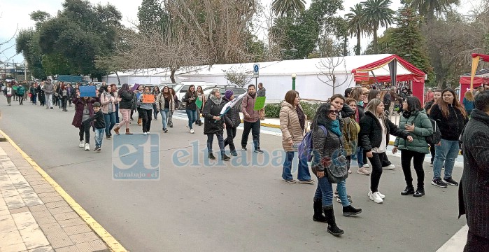 Profesores marchando por Plaza de Armas de San Felipe.