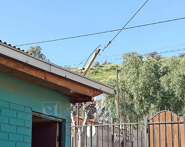 Así se ve desde un domicilio, lo inclinado que está el poste.