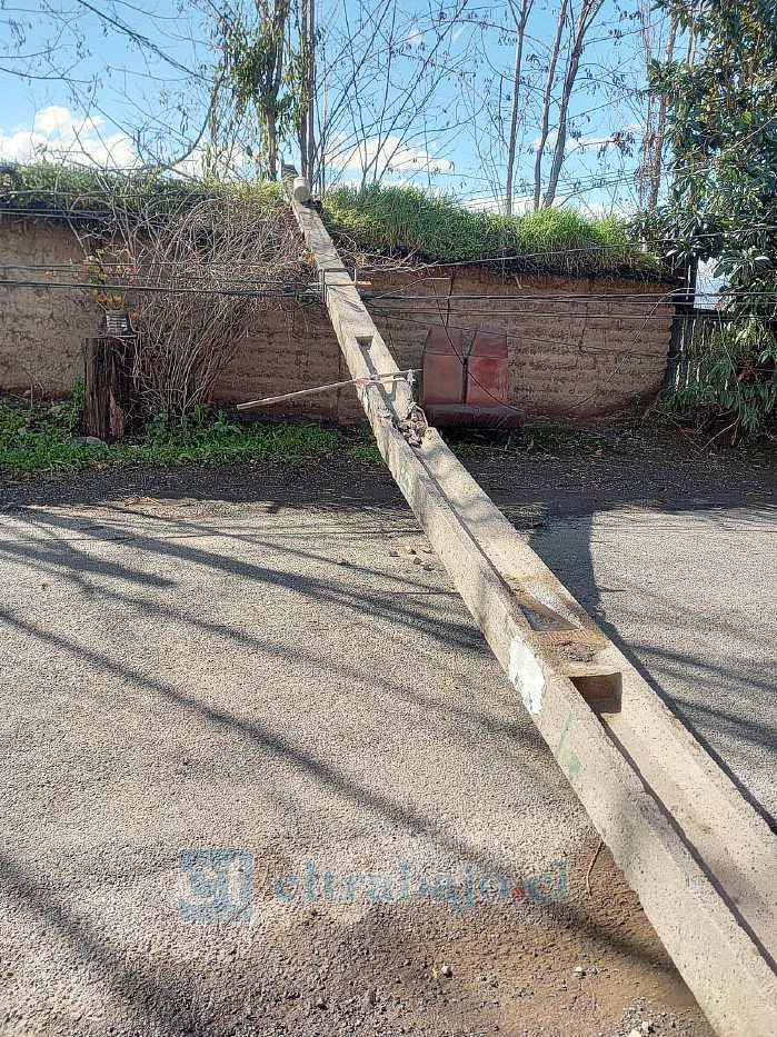 Uno de los postes que cayó durante el temporal de viento y lluvia.