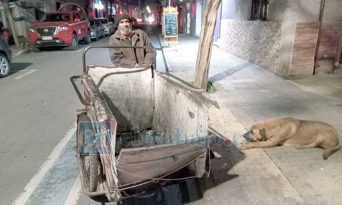 Juan Ahumada Olivares, junto a uno de sus fieles compañeros, su perrito.