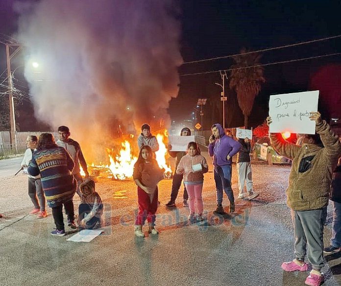 Cerca de 40 vecinos del sector Tres Esquinas se manifestaron la tarde de este martes 6 de agosto.