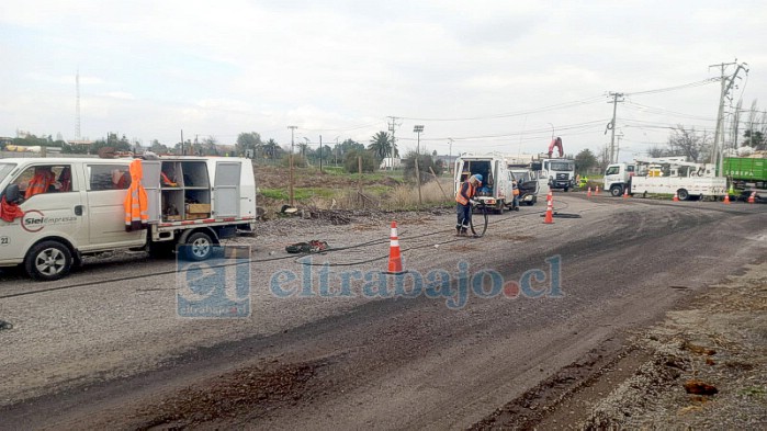 Las cuadrillas de emergencia de Chilquinta reparando los postes de electricidad ayer, miércoles 7, en el sector Tres Esquinas.