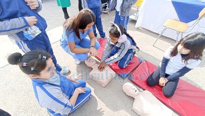 Alumnas de las especialidad de Enfermería, enseñando técnicas de reanimación a otras compañeras.