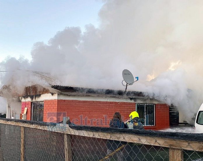 Bomberos combatió incendio de una vivienda en el sector de 21 de Mayo.