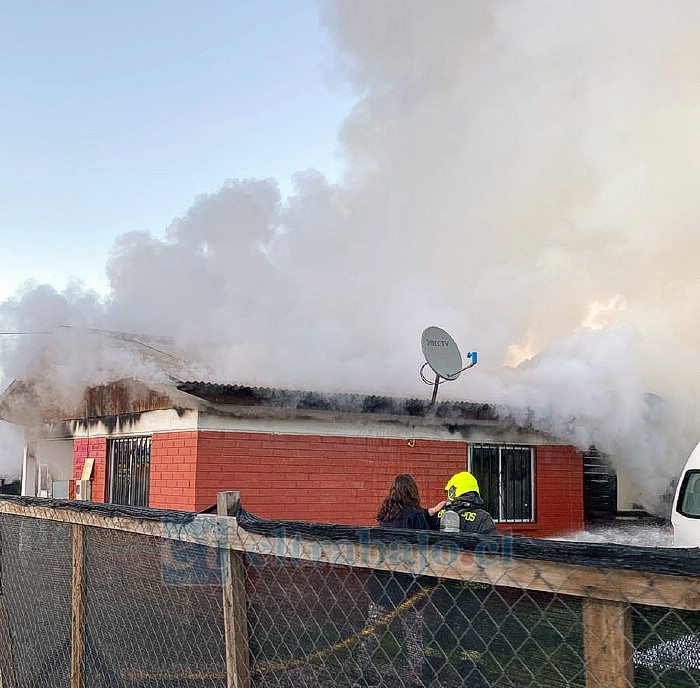 Bomberos combatió incendio de una vivienda en el sector de 21 de Mayo.