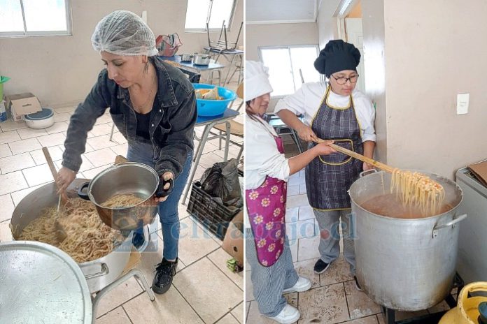 Las ollas comunes terminarían su temporada 2024 a fines de agosto o principios de septiembre. A la derecha, alumnas del Liceo Corina Urbina ayudan con la preparación de alimentos en la olla común de la Villa Departamental.