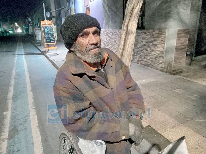 Juan Ahumada Olivares, posando para Diario El Trabajo, en la noche durante su trabajo.