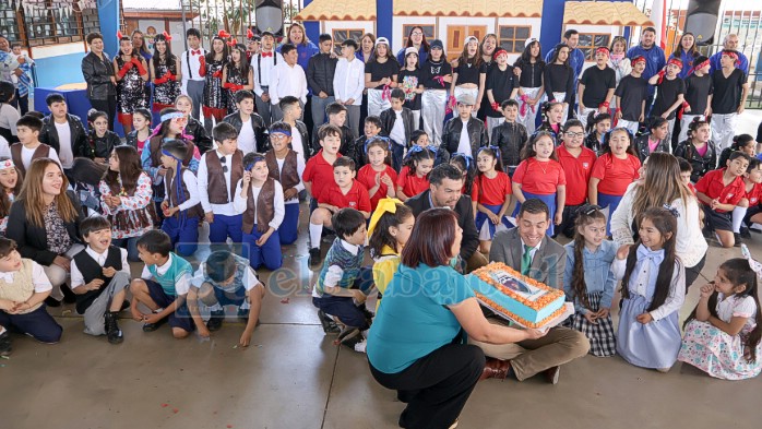 La ceremonia, que contó con la presencia del alcalde Gonzalo Vergara, fue la instancia para presentar sus adelantos a la comunidad educativa.