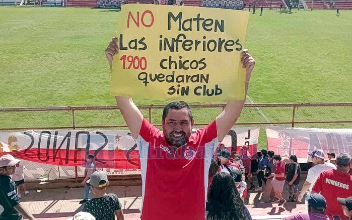 Víctor Morales Ossandón con el cartel en sus manos, que pide sea compartido lo más que se pueda.