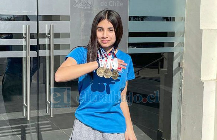 Catalina Palma Cataldo posando con las tres medallas de oro que ganó en la competencia atlética de los Juegos Deportivos Escolares del IND.