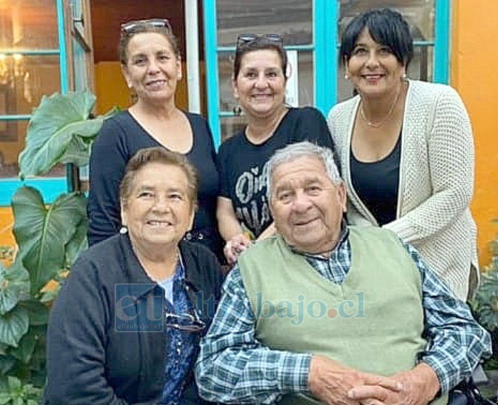 Acá lo vemos junto a su esposa Elvira Donoso Lobos y sus hijas.